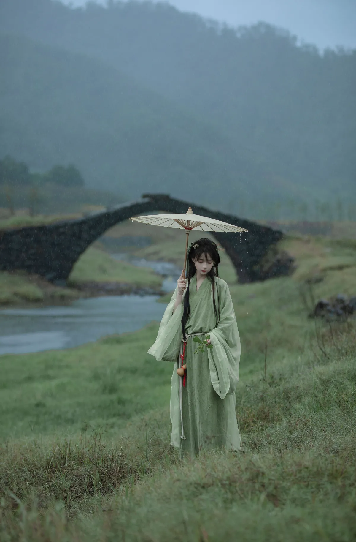 悠悠远山暮 ，独向白云归。1