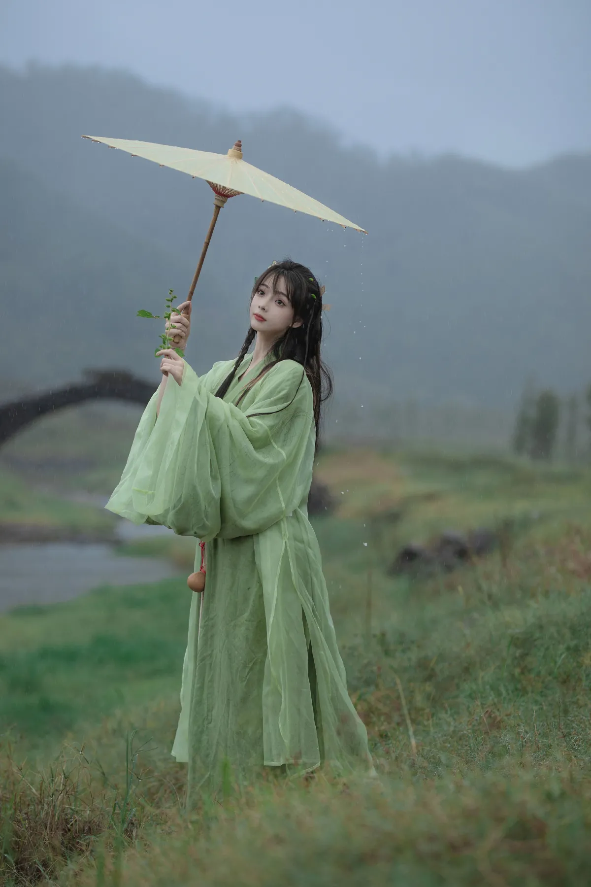 悠悠远山暮 ，独向白云归。2
