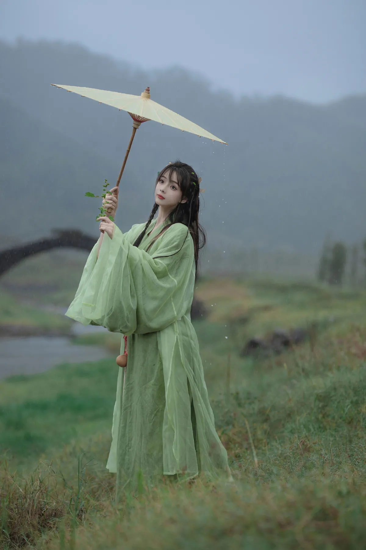 悠悠远山暮 ，独向白云归。