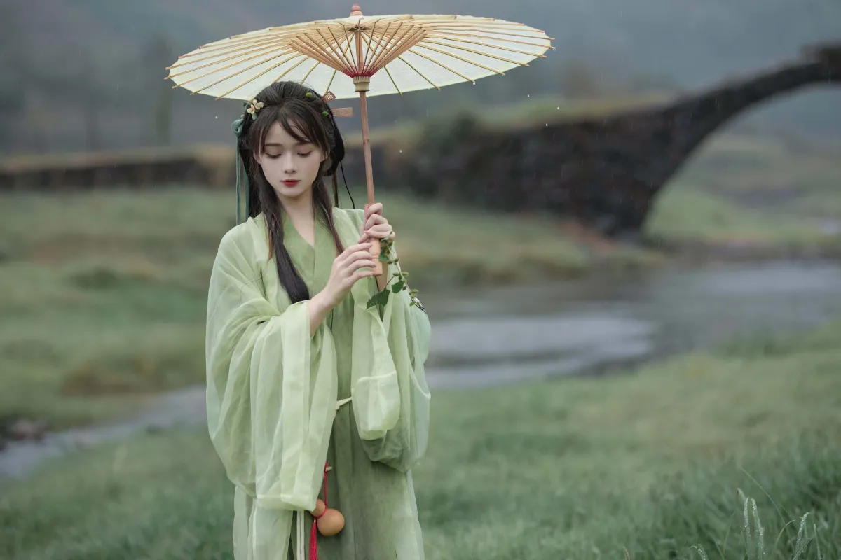 悠悠远山暮 ，独向白云归。4