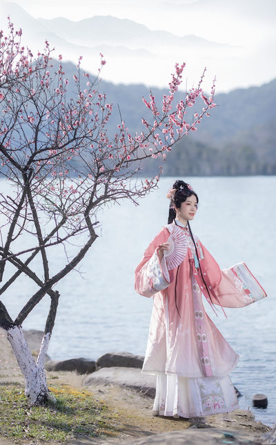 试问春留几日?