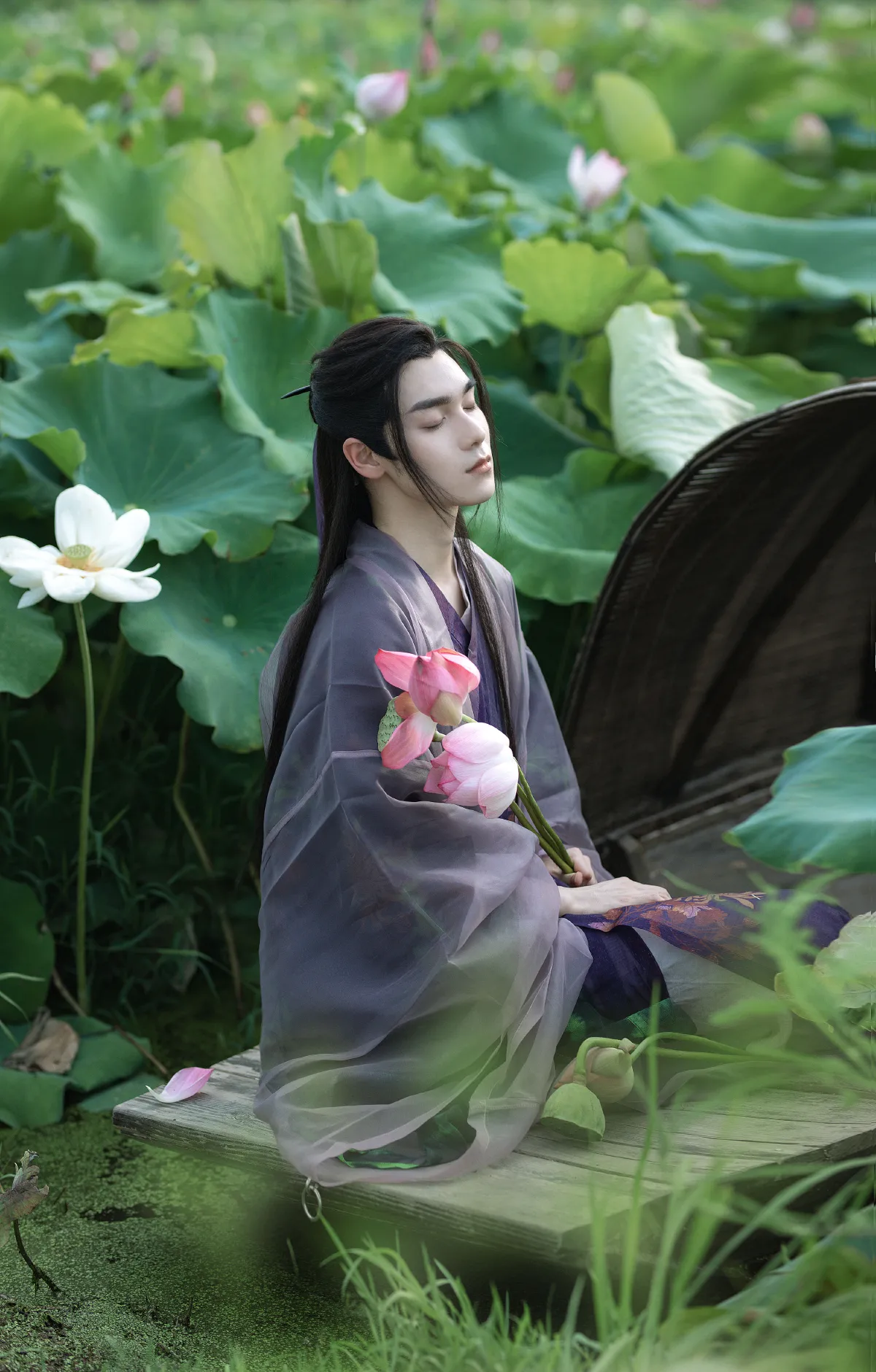 满身明月看荷花1