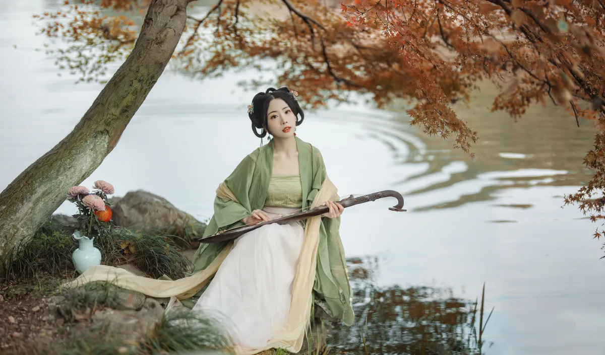 琵琶亭畔野花秋