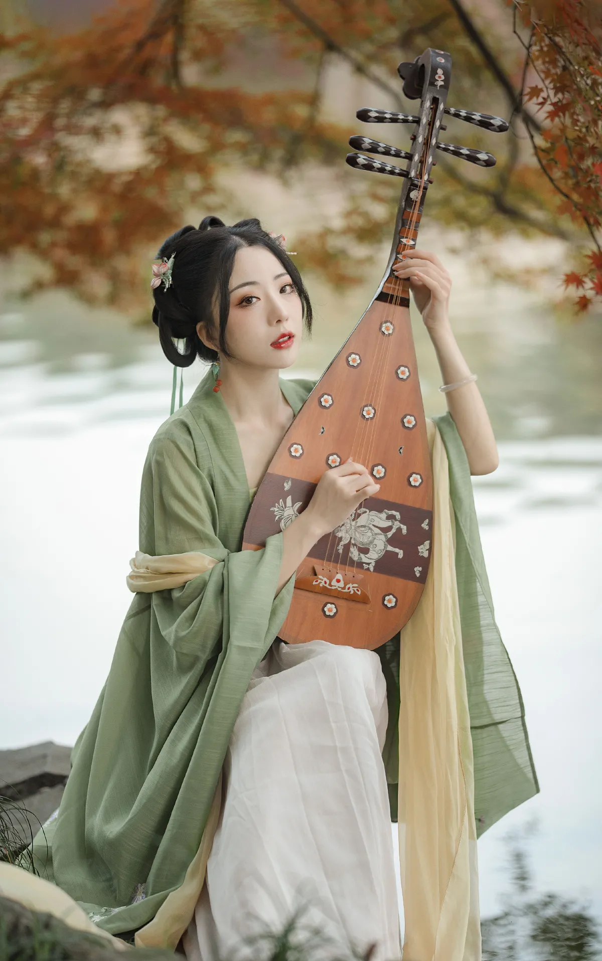 琵琶亭畔野花秋