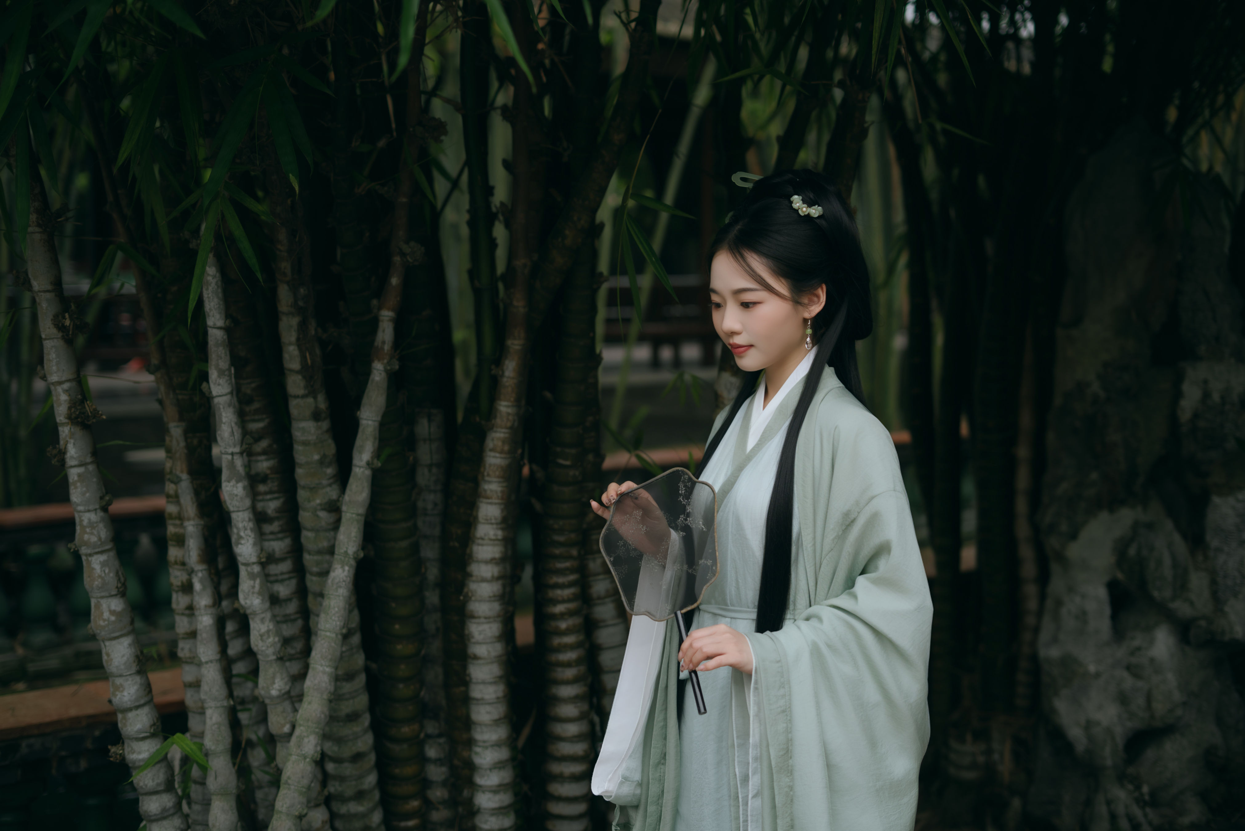 人间忽晚，山河以秋。1