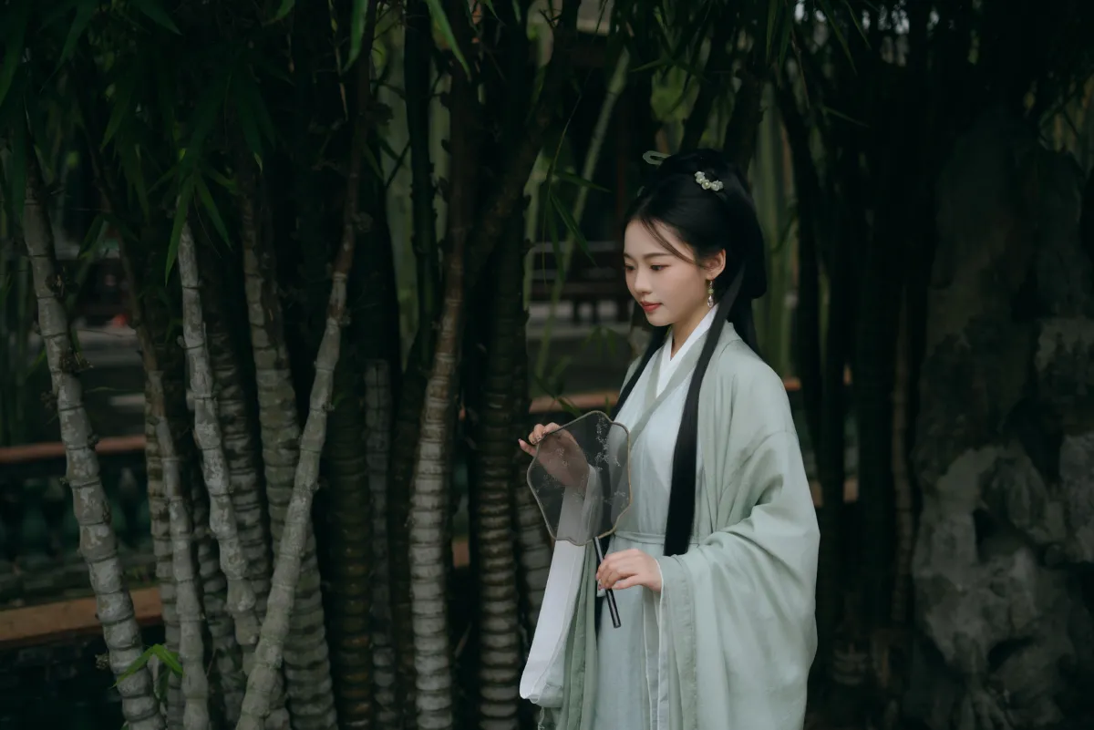 人间忽晚，山河以秋。1