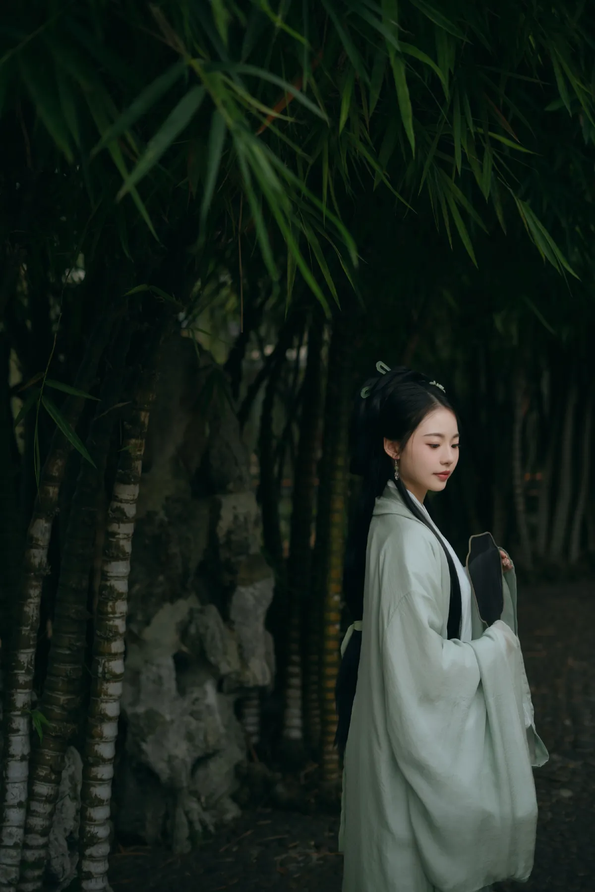 人间忽晚，山河以秋。