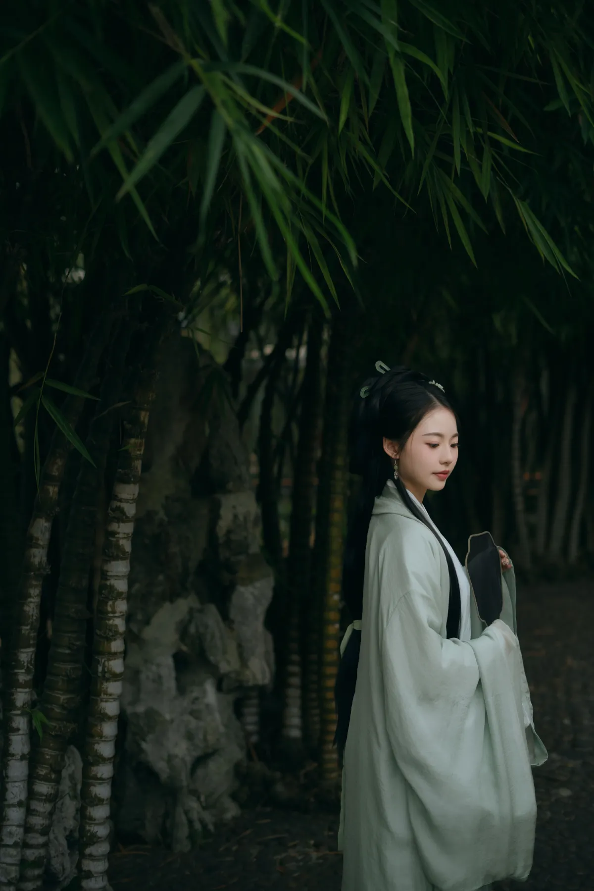 人间忽晚，山河以秋。3