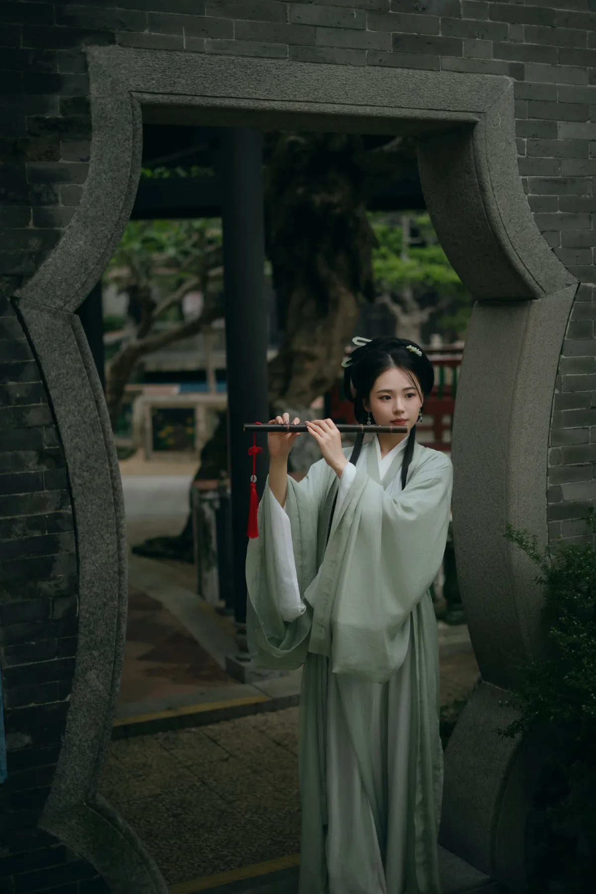 人间忽晚，山河以秋。