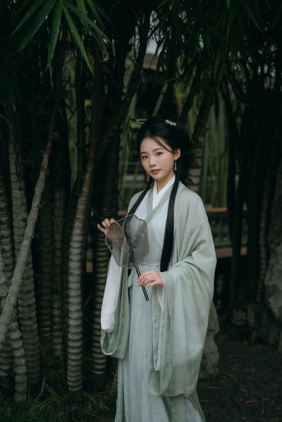 人间忽晚，山河以秋。
