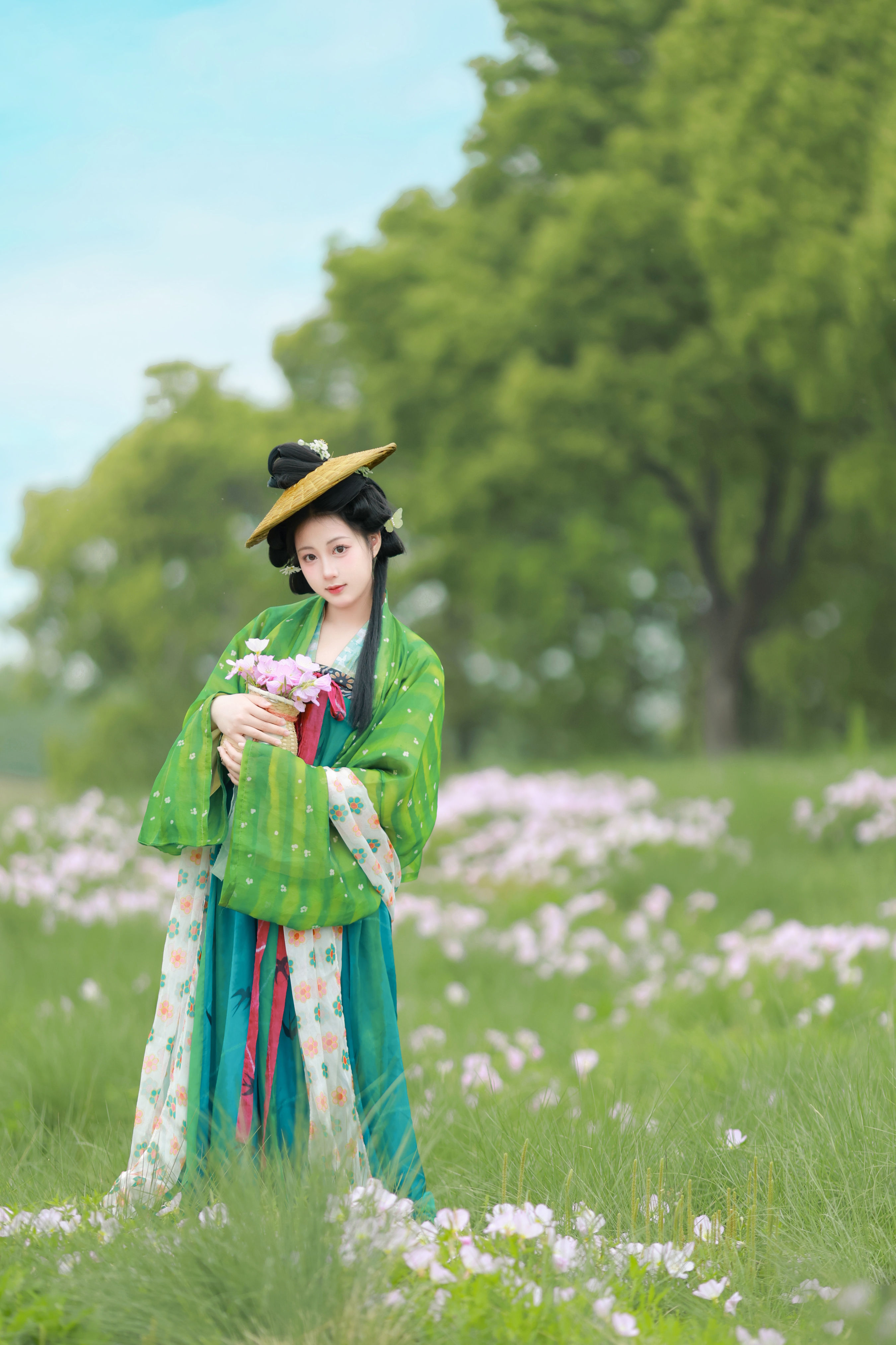 罗衣轻挽，撷一缕芬芳入梦。1