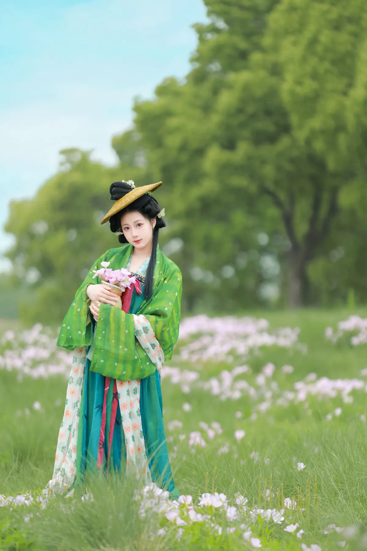 罗衣轻挽，撷一缕芬芳入梦。1