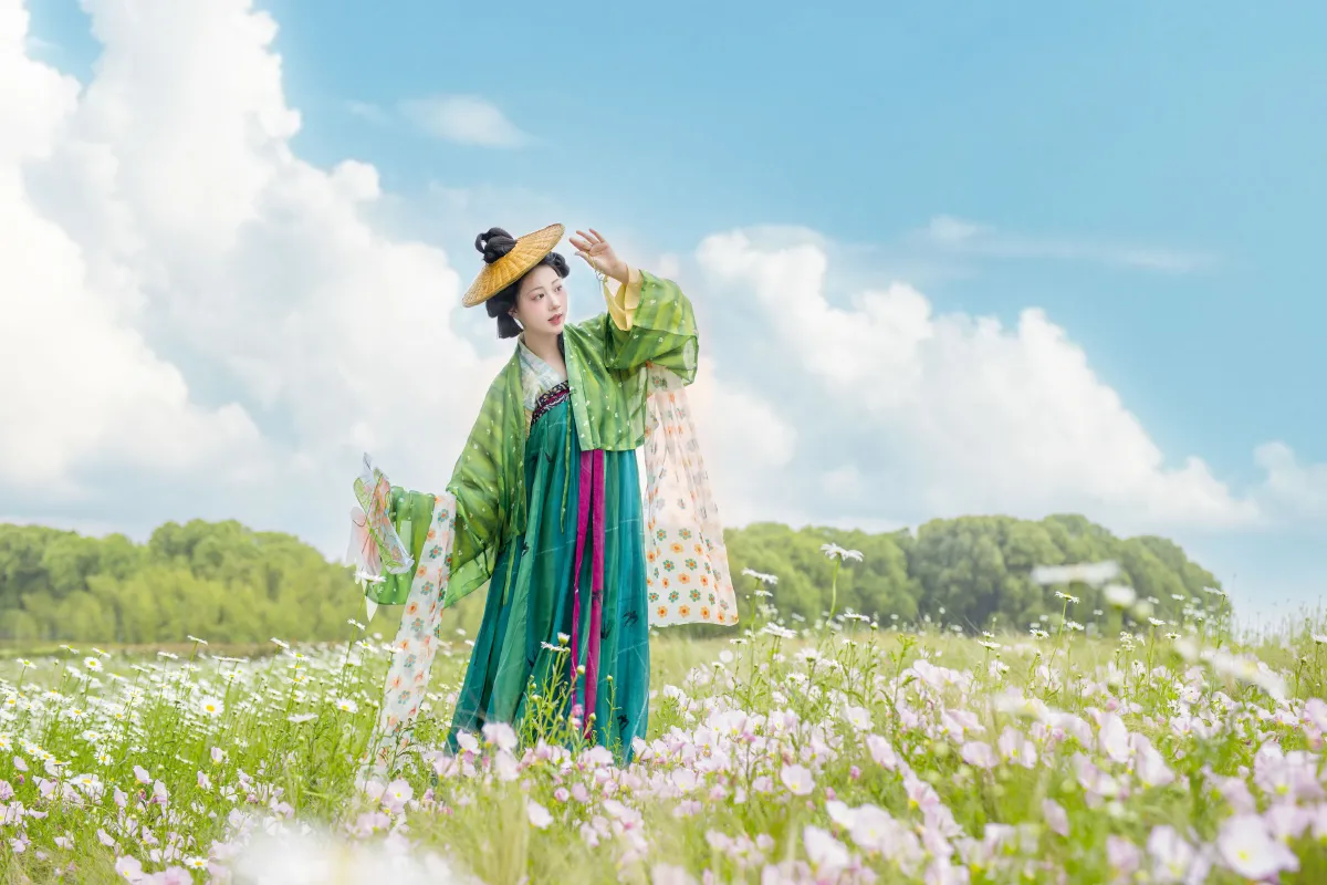 罗衣轻挽，撷一缕芬芳入梦。3