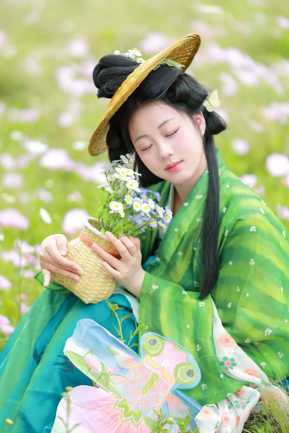 罗衣轻挽，撷一缕芬芳入梦。4