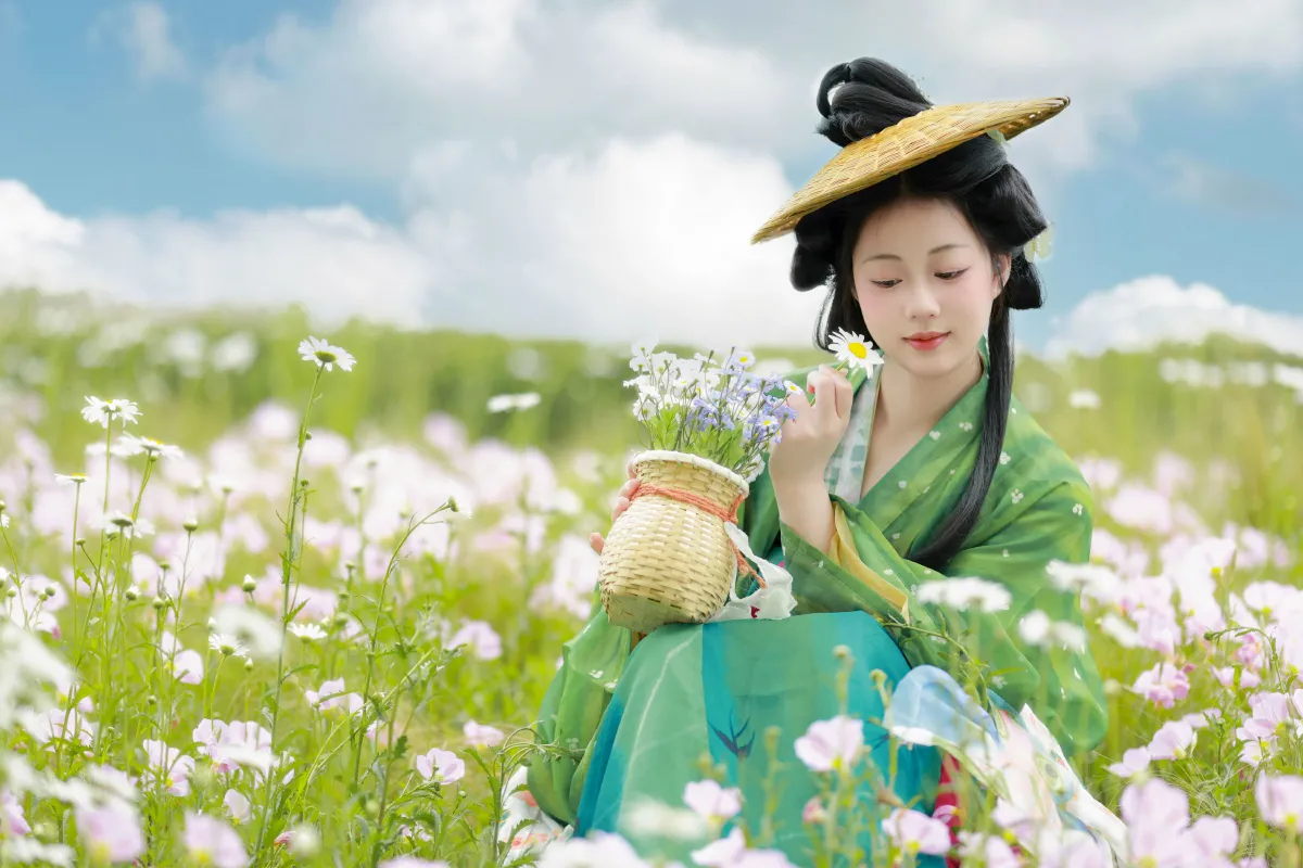 罗衣轻挽，撷一缕芬芳入梦。5