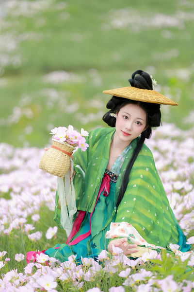 罗衣轻挽，撷一缕芬芳入梦。