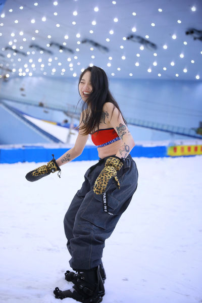 雪场热辣滑手