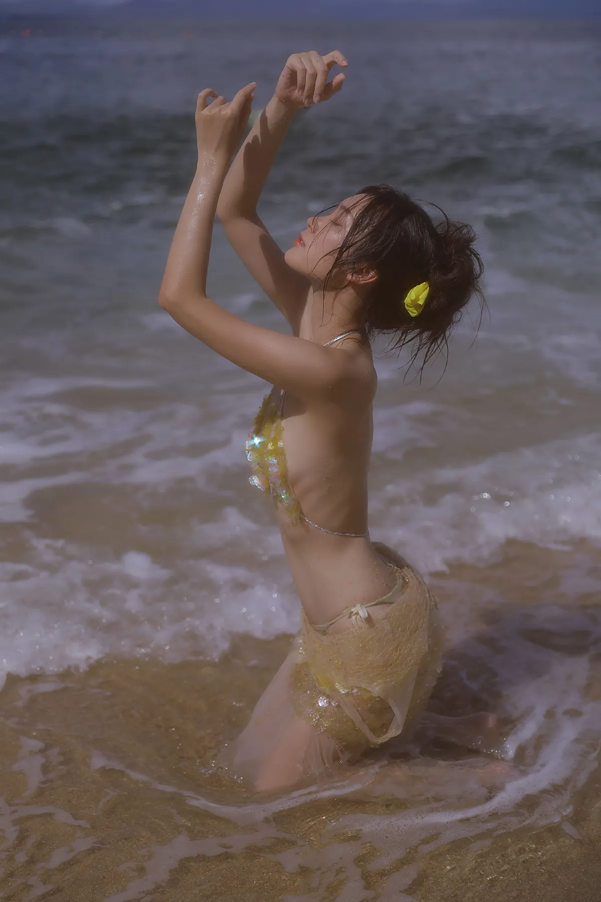 她从海中走来