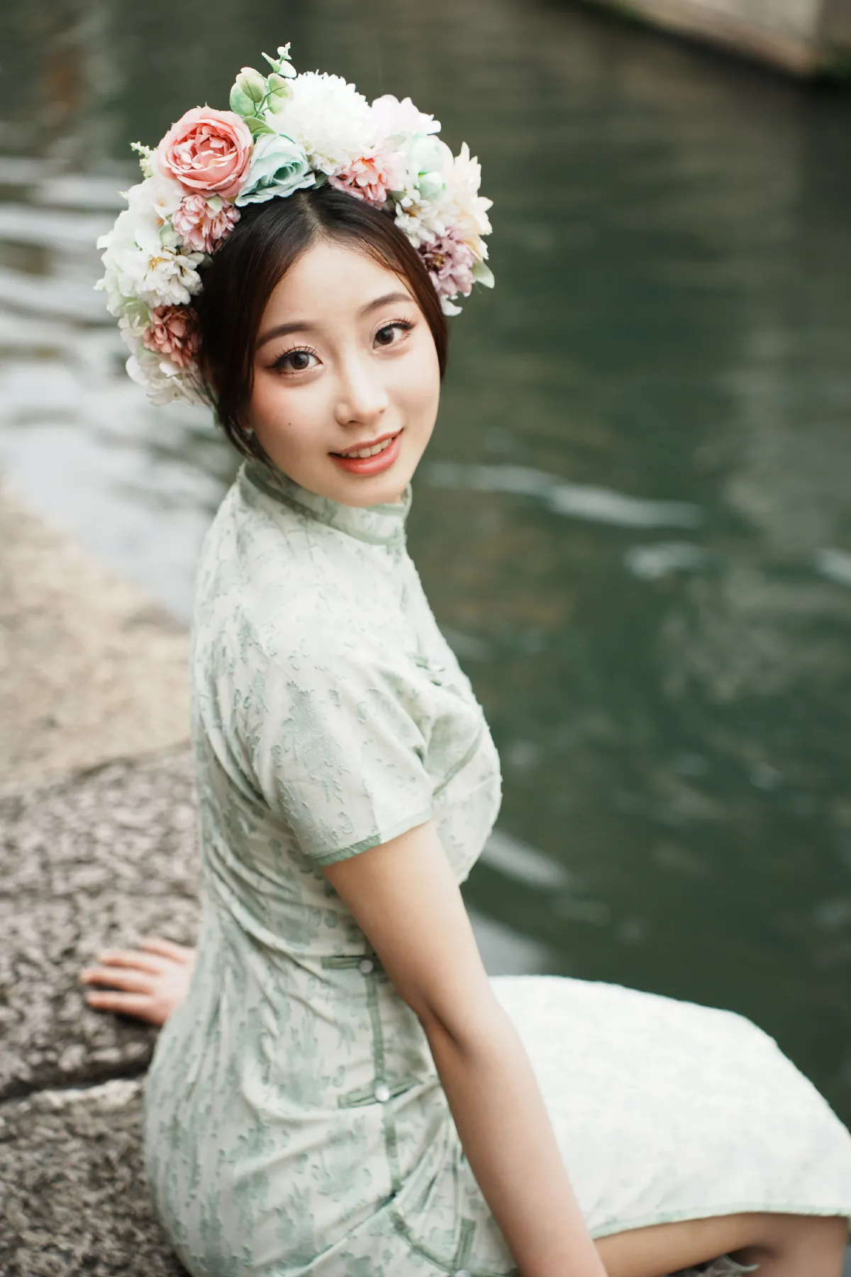 绿色旗袍簪花