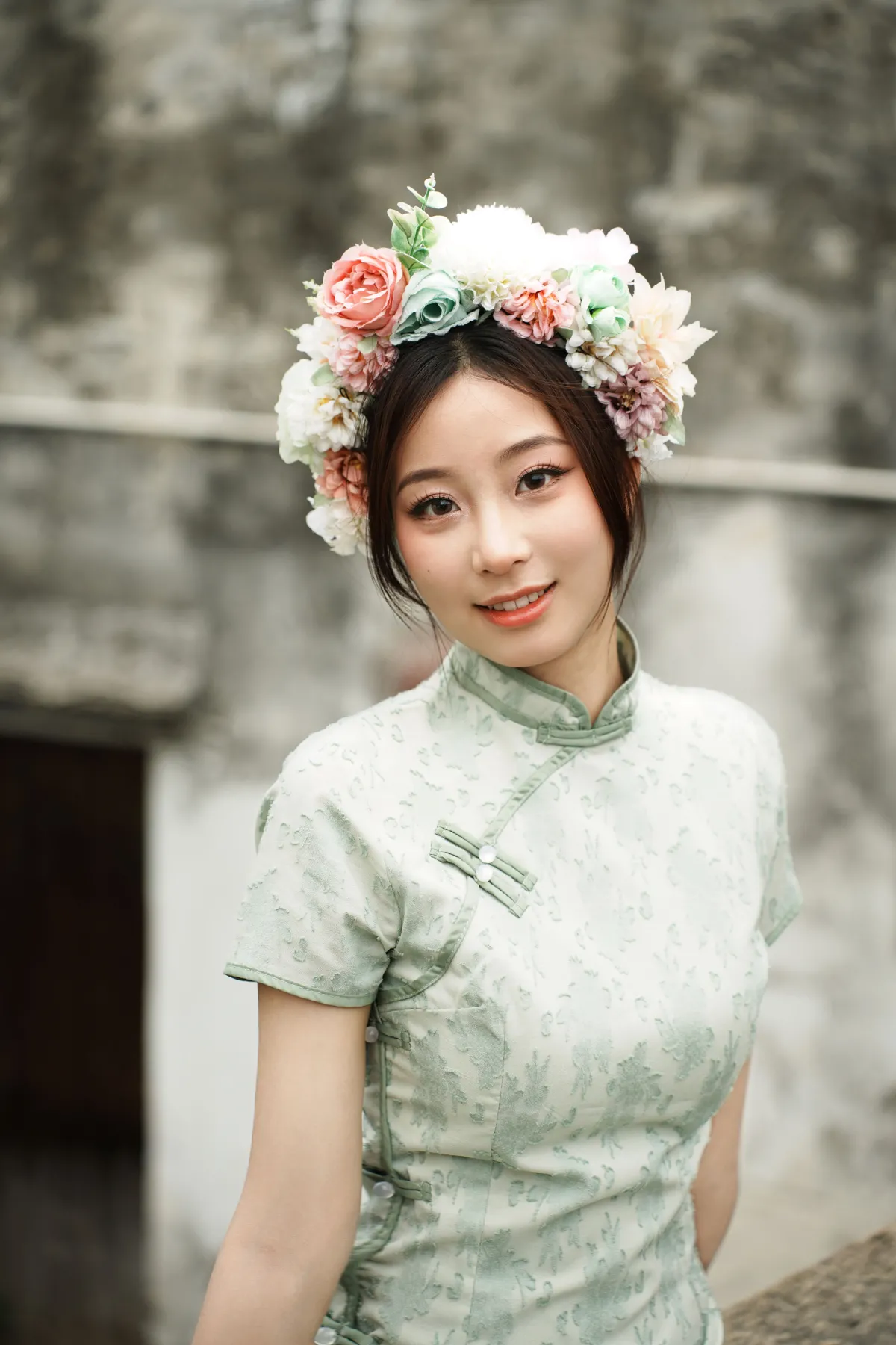 绿色旗袍簪花