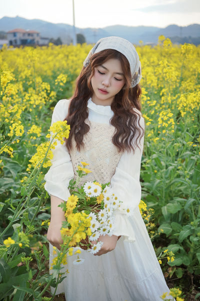 田园少女油菜花