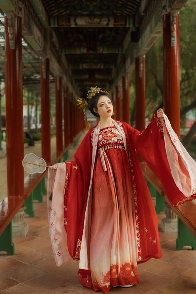 水出芙蓉