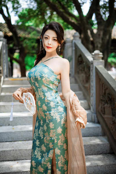 葳蕤年华
