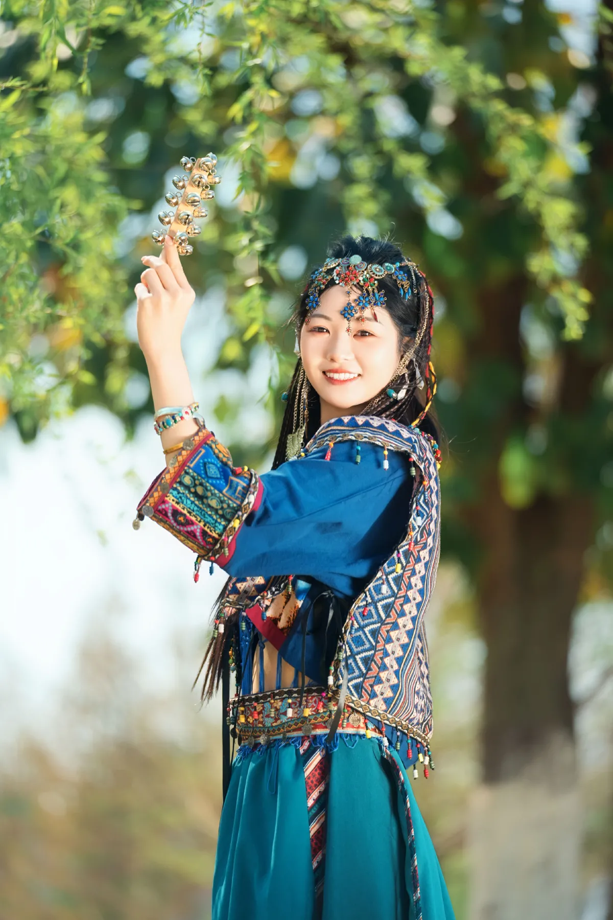 苗疆少女 森林中发光1