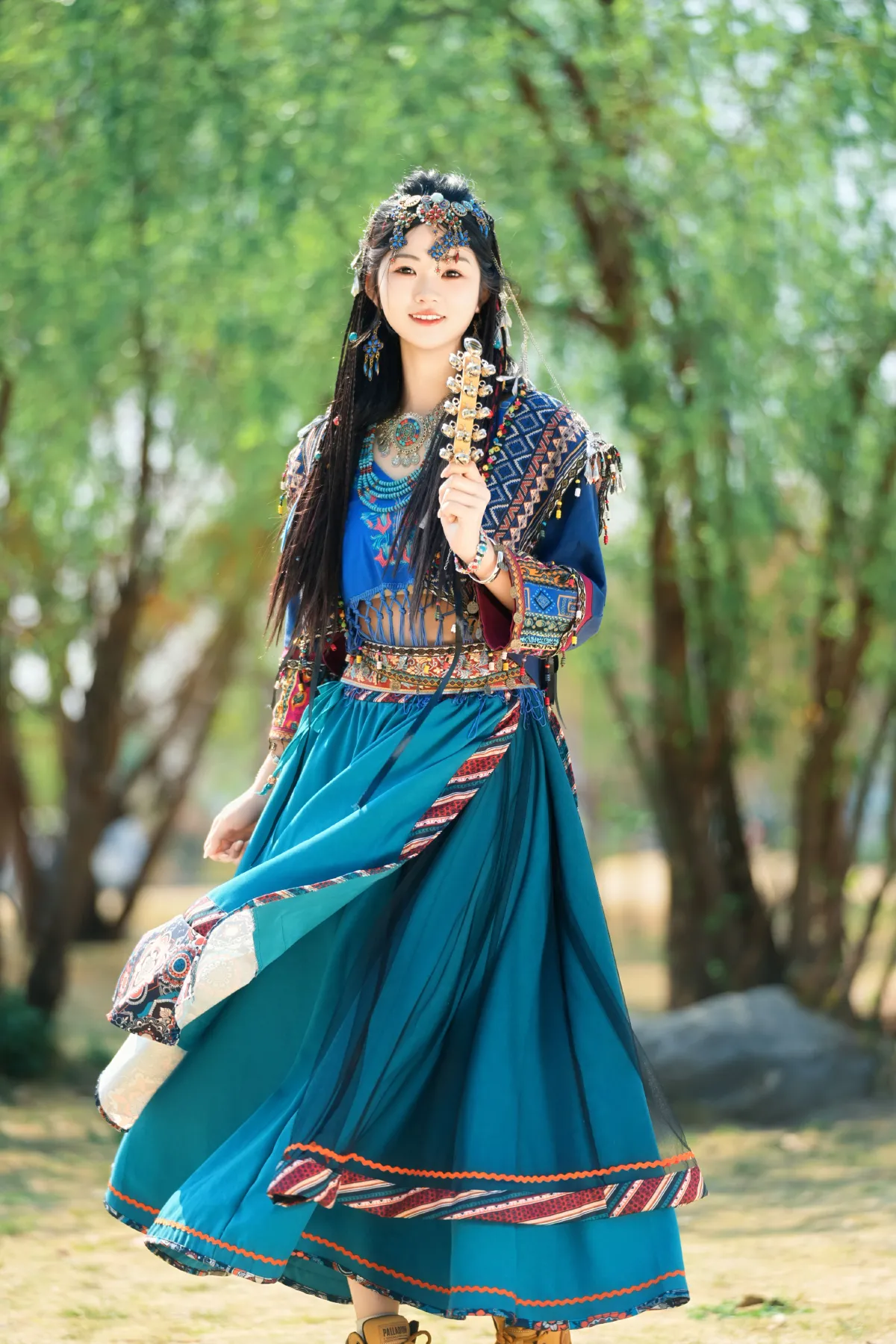 苗疆少女 森林中发光2