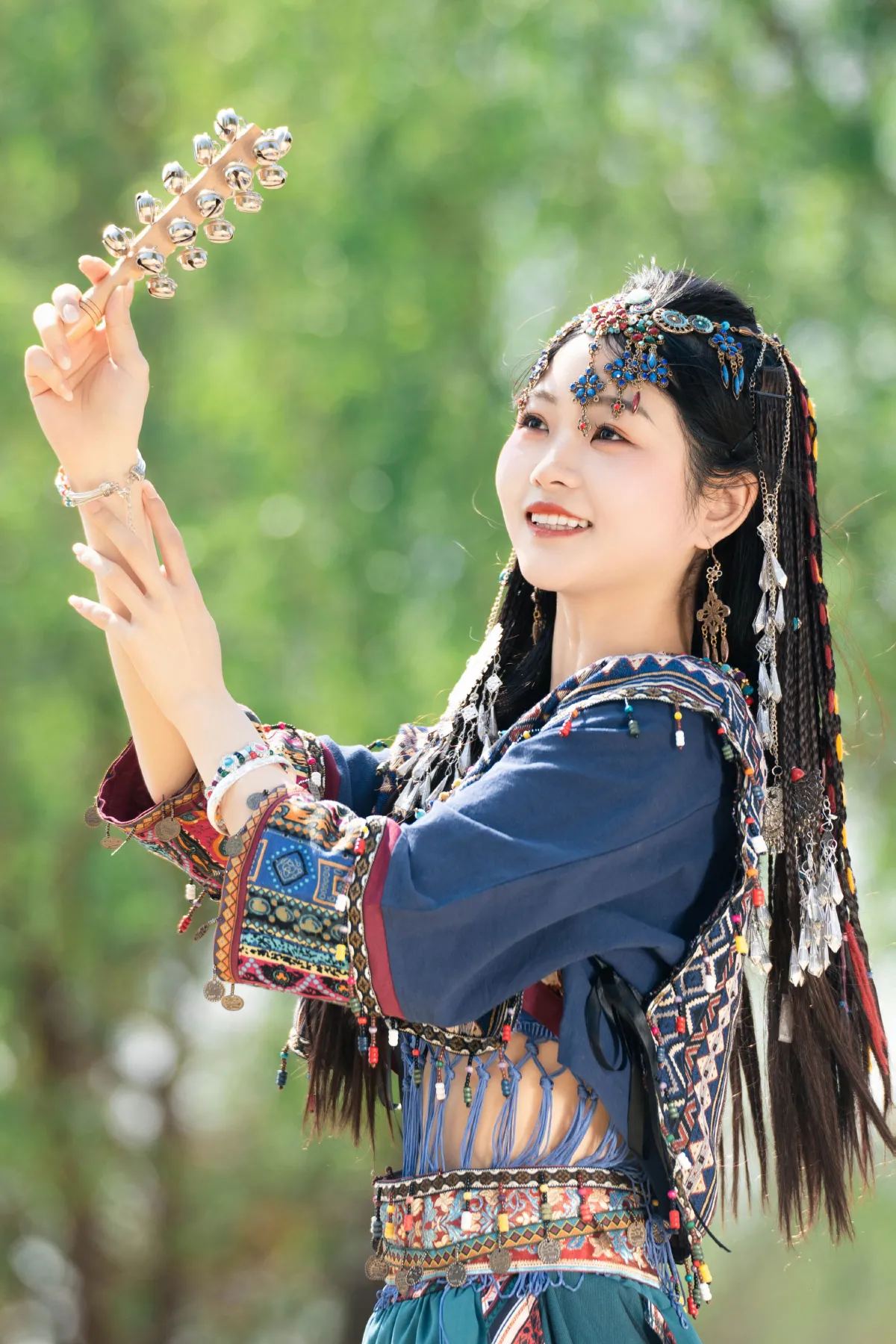 苗疆少女 森林中发光