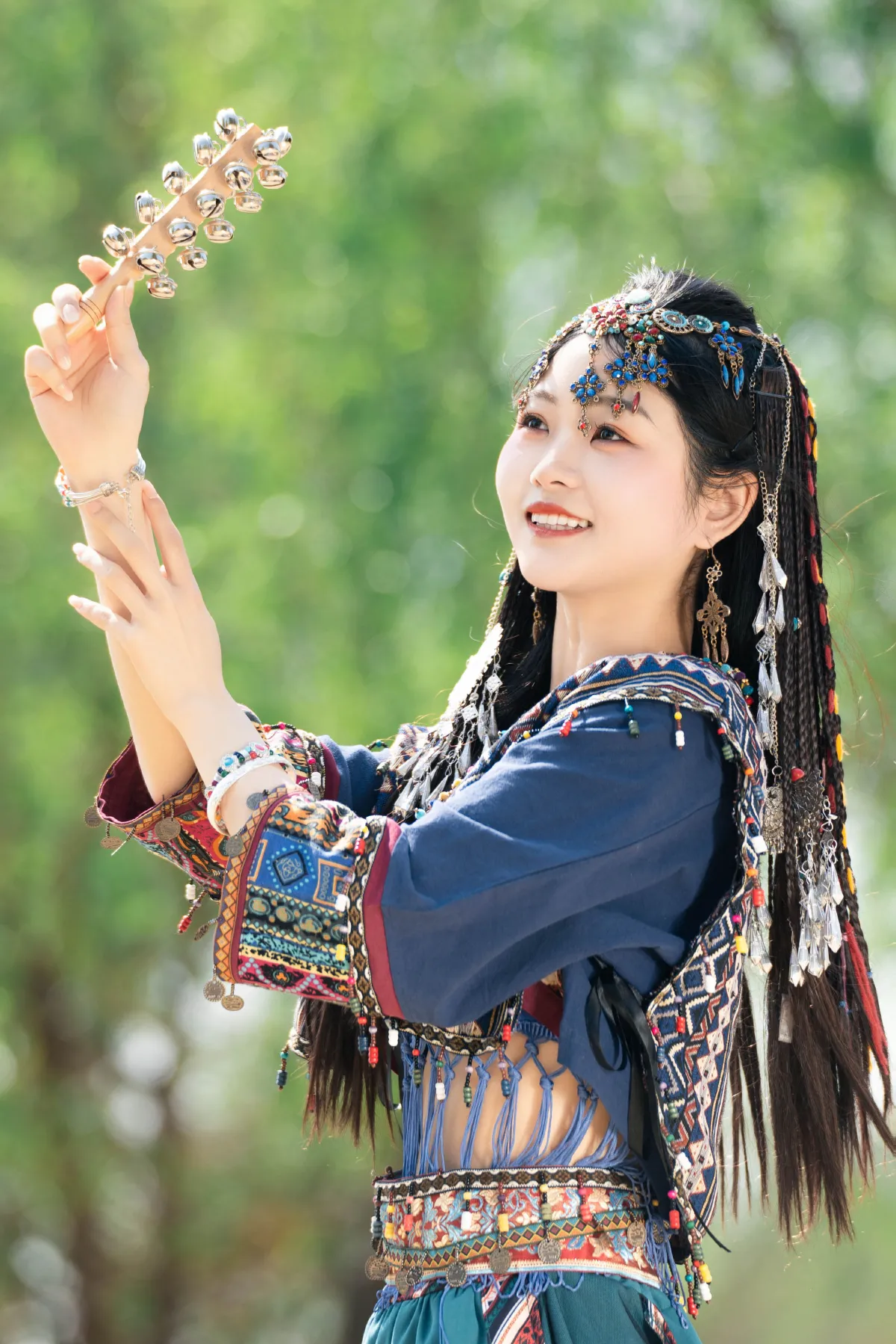 苗疆少女 森林中发光3