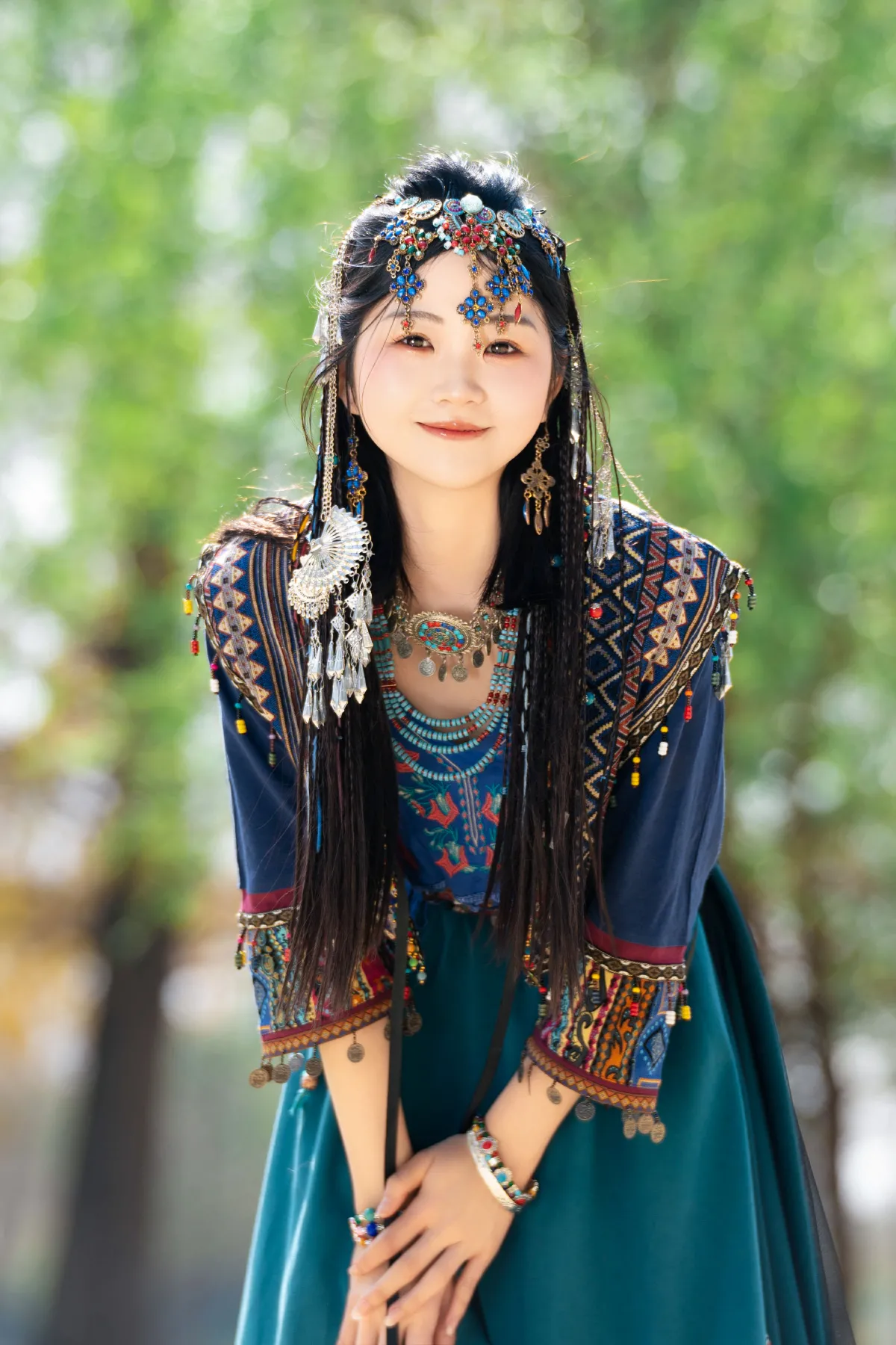苗疆少女 森林中发光4