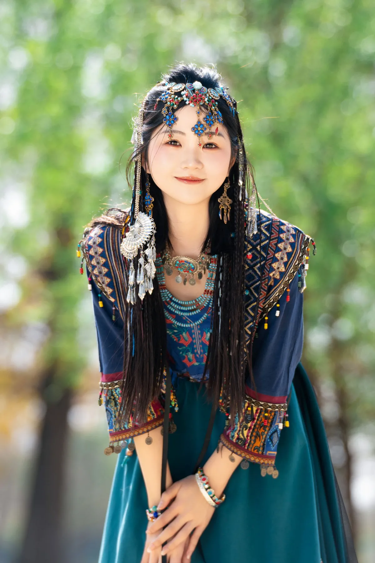 苗疆少女 森林中发光