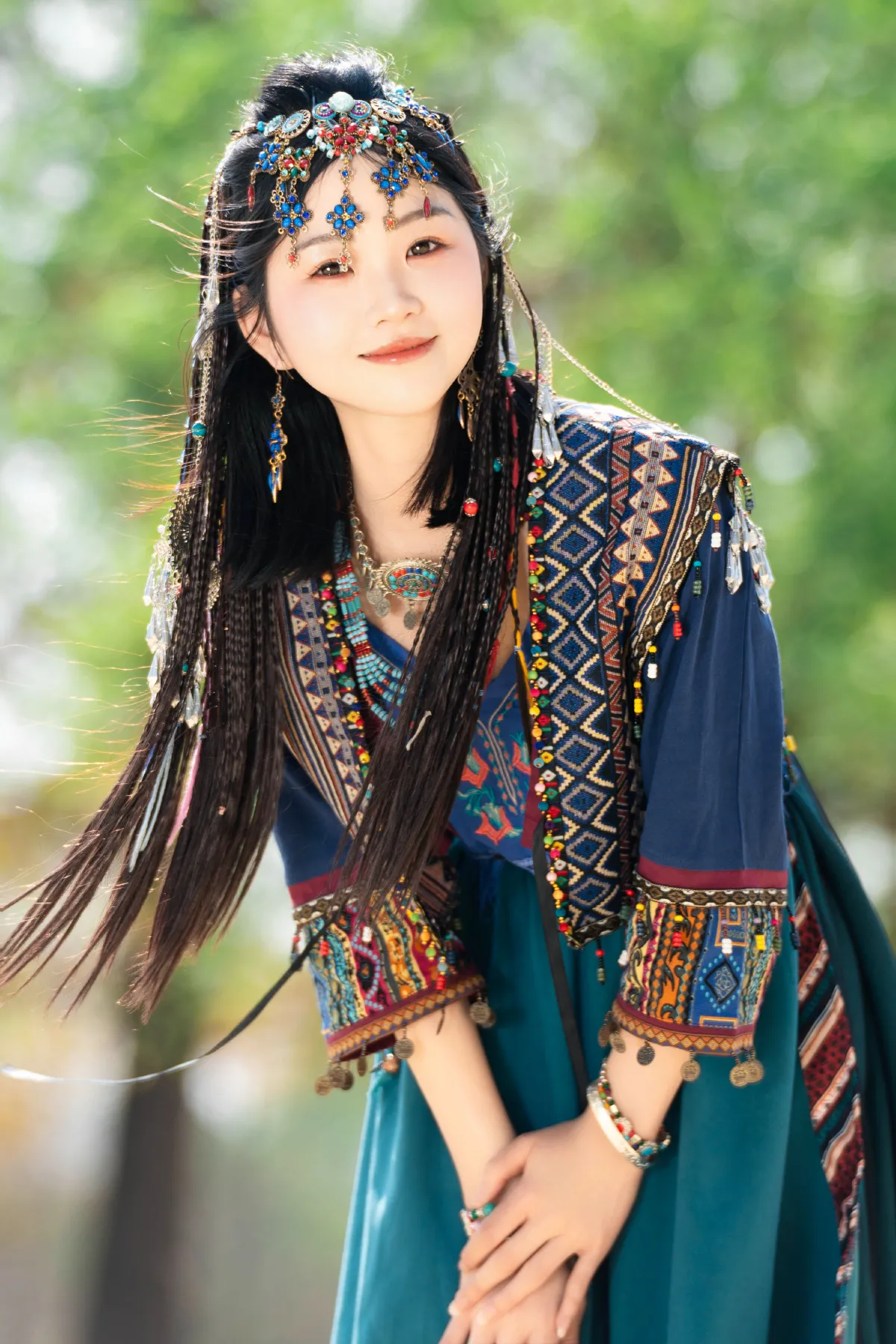 苗疆少女 森林中发光5