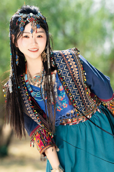 苗疆少女 森林中发光