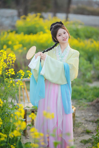 油菜花与少女