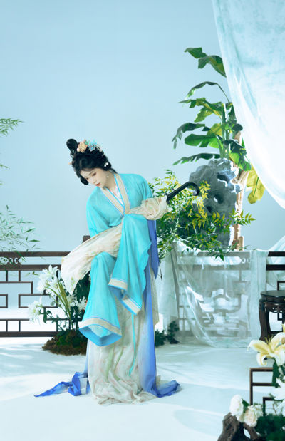 凉风至，荷以消夏