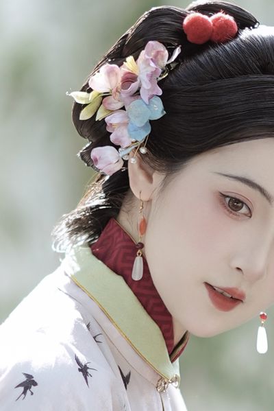 榴花开欲然