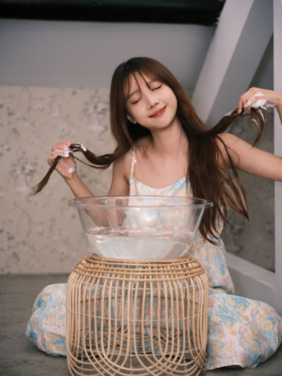 起床梳洗的阁楼少女
