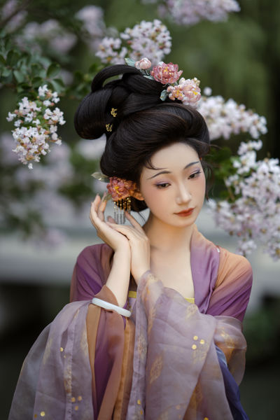 庭前紫薇初作花