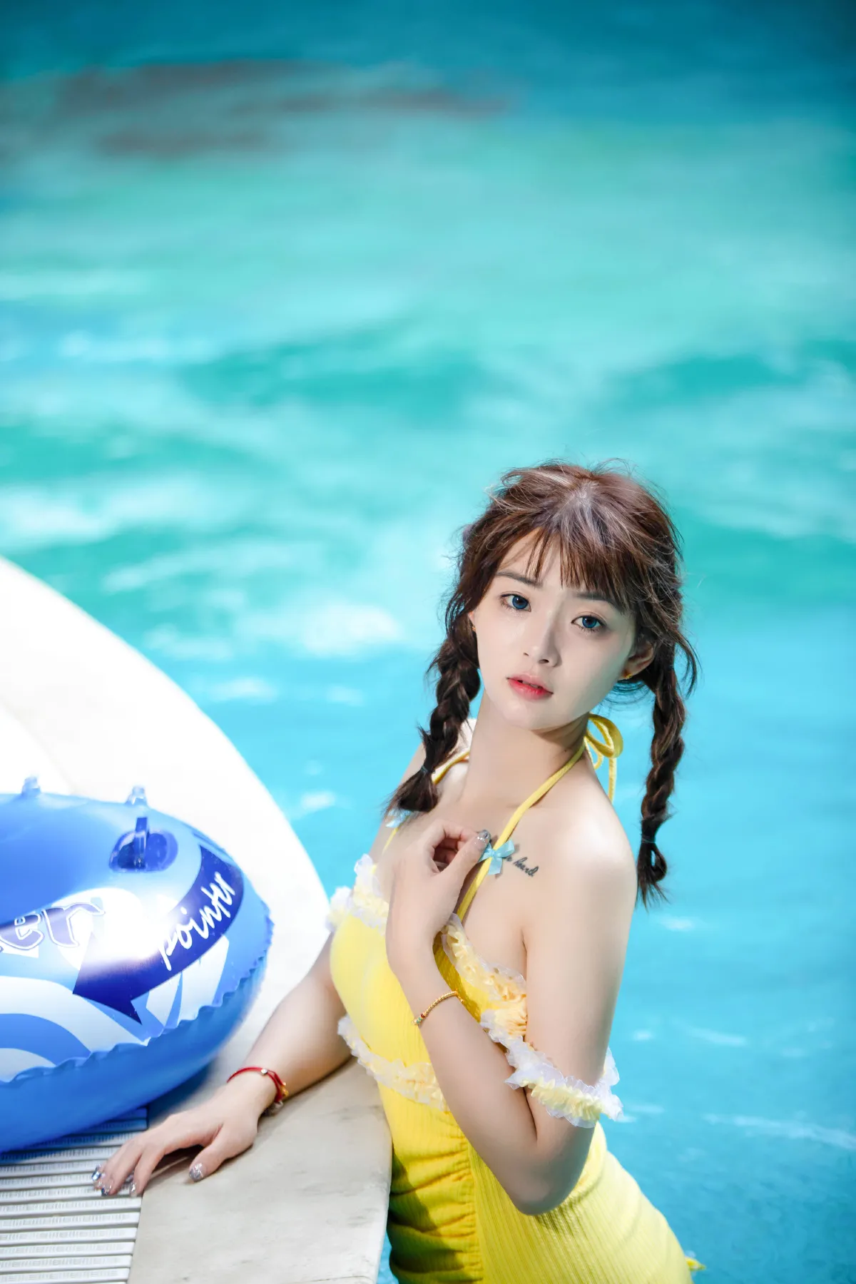 泳池的少女4