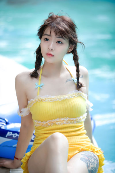 泳池的少女