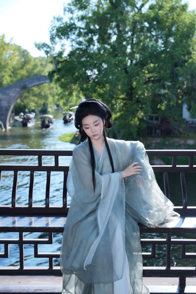 清冷风汉服