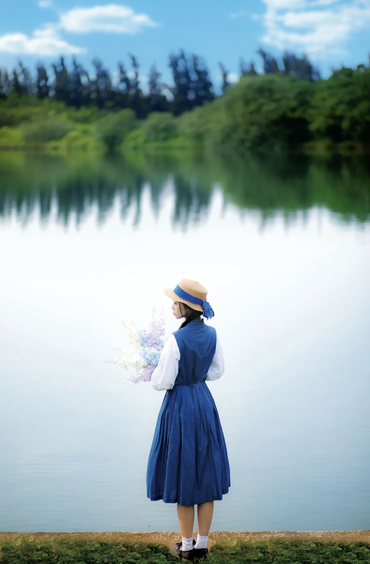 湖边的少女