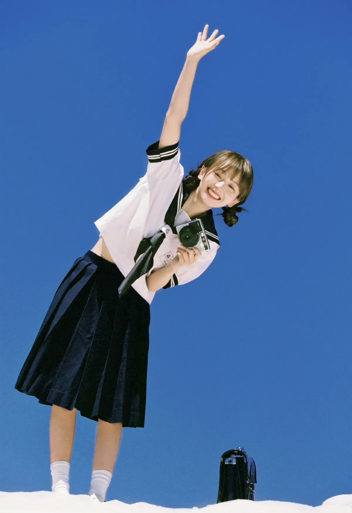 蓝天制服少女