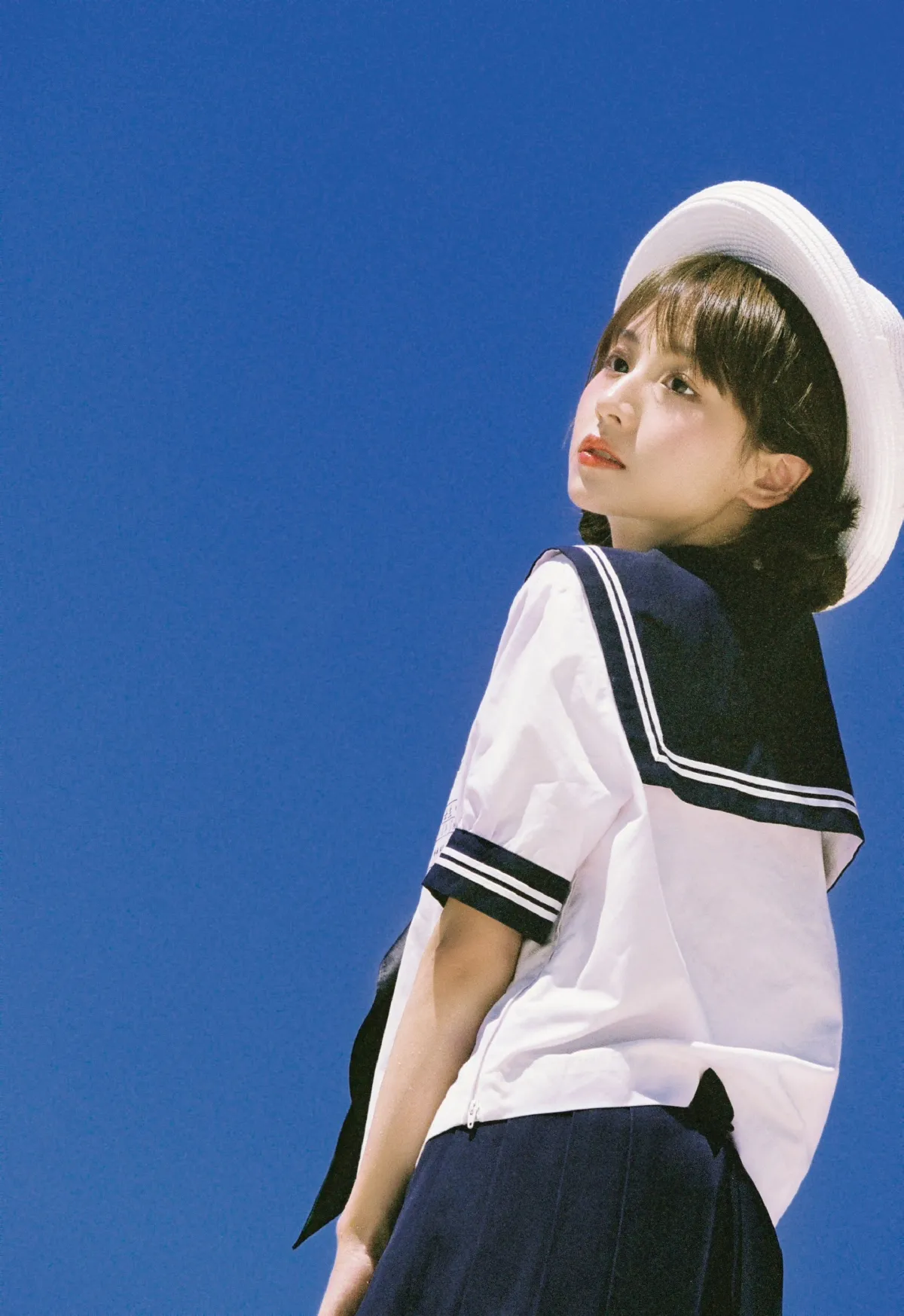 蓝天制服少女