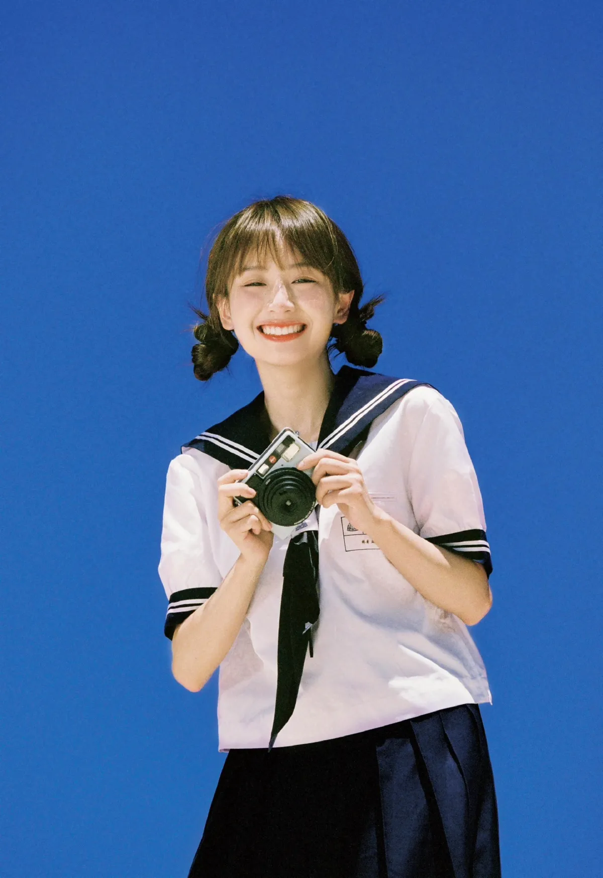 蓝天制服少女