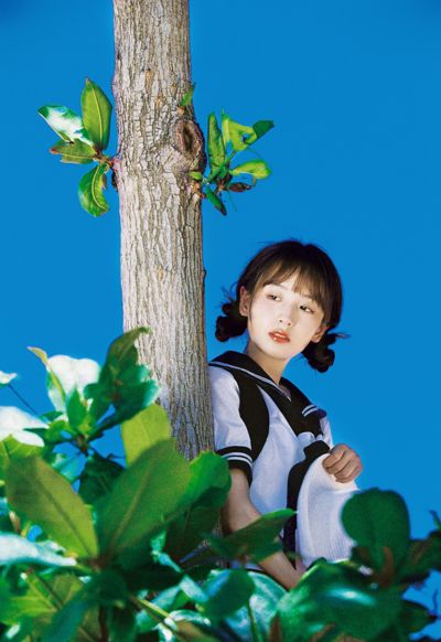蓝天制服少女