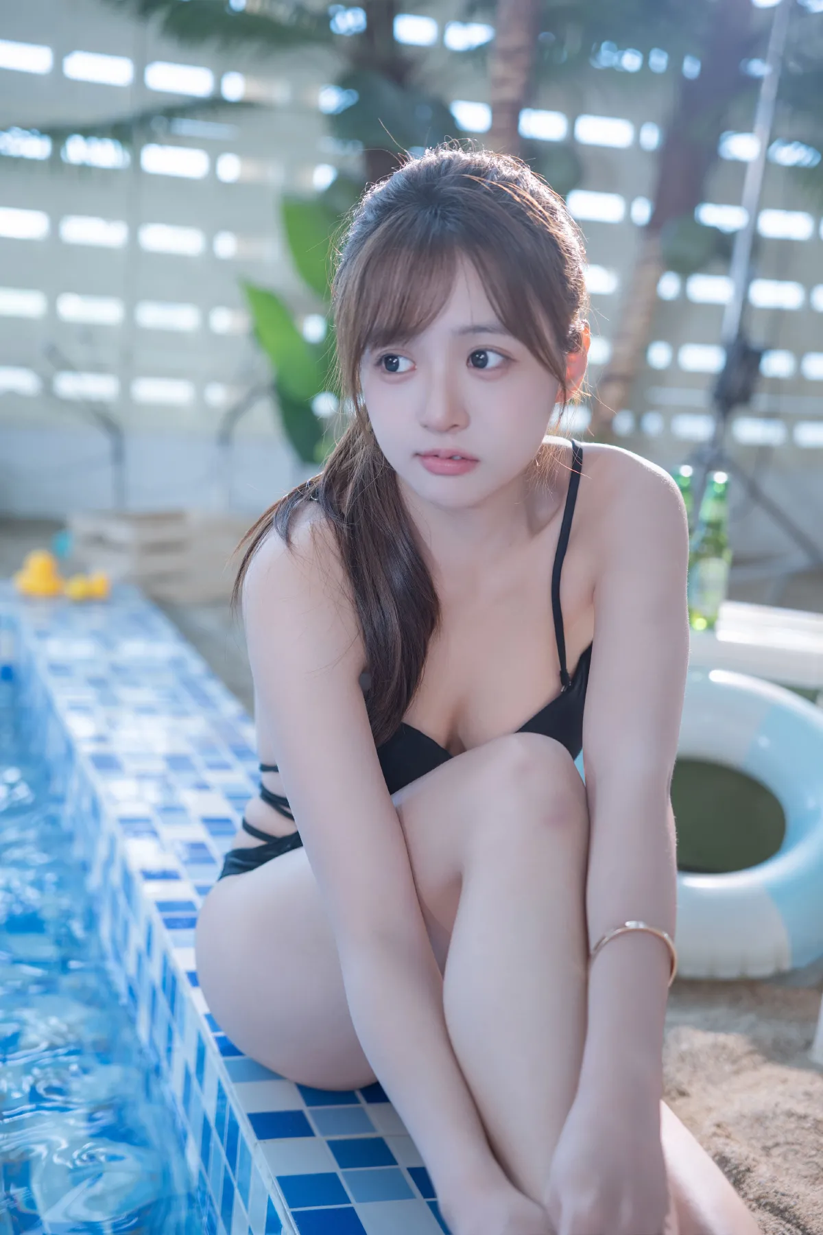 夏日泳池边的浪漫邂逅