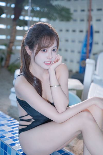 夏日泳池边的浪漫邂逅